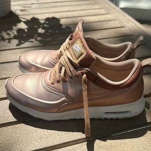 Nike Air Max Thea SE Metallic Rose Gold Womens Athletic Running Sneakers Sz 7.5